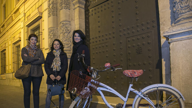 Lourdes Hernández, imaginera; Carmen Bahima, restauradora, y Nuria Barrera, pintora, tres artistas en la puerta del Museo de Bellas Artes.