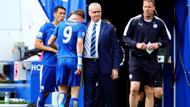 Ranieri abraza a Vardy tras sustituirlo en un encuentro de la Premier.