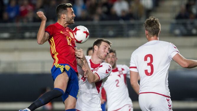 Víctor Camarasa pelea por un balón con un jugador danés.