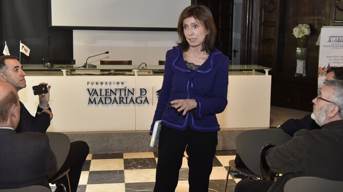 La consultora sevillana Isabel Aguilera, ayer, durante la presentación de su libro en la Fundación Valentín de Madariaga.