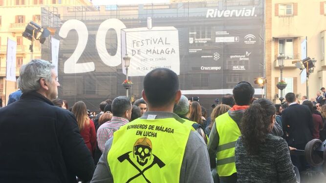 Bomberos informan del conflicto laboral durante la celebración del Festival de Cine de Málaga.