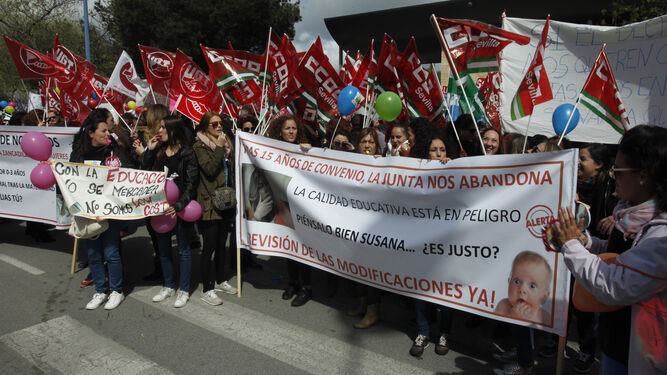 Protesta de padres, sindicatos y titulares de guarderías en Torretriana.