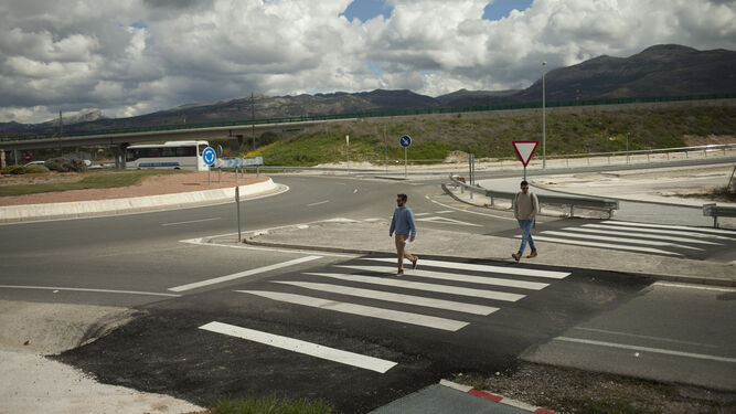 El paso de peatones actual se regula mediante un paso de peatones elevado sobre la carretera de circunvalación.