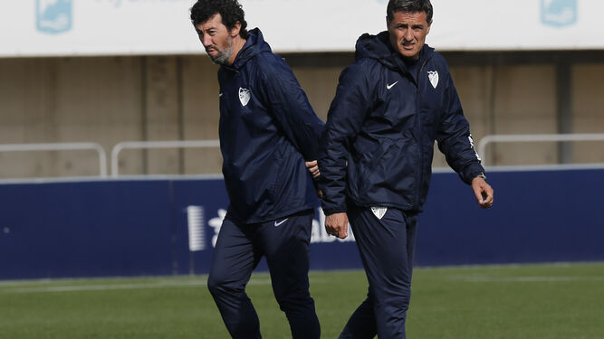 Míchel, con Juan Carlos Mandía, ayer en el entrenamiento del Málaga.