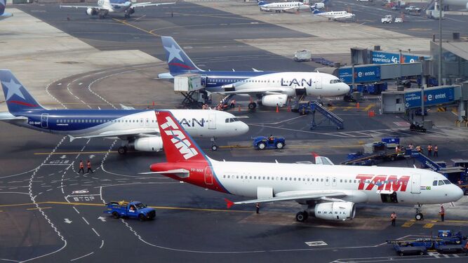 Varios aviones en el aeropuerto de Lima en Perú.
