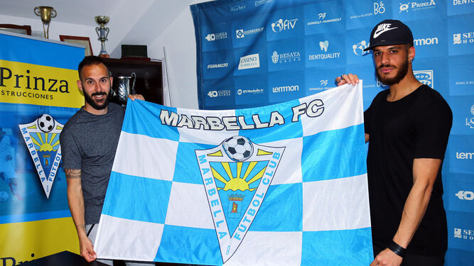 Sánchez y Diana sostienen una bandera del Marbella.