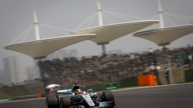 Hamilton, rodando con su Mercedes en la pista china.