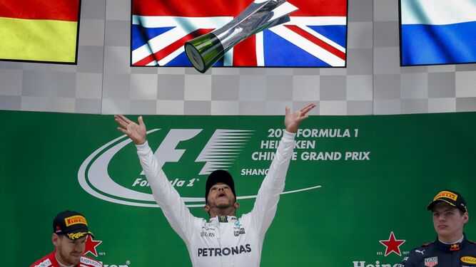 Hamilton lanza el trofeo de ganador al aire
