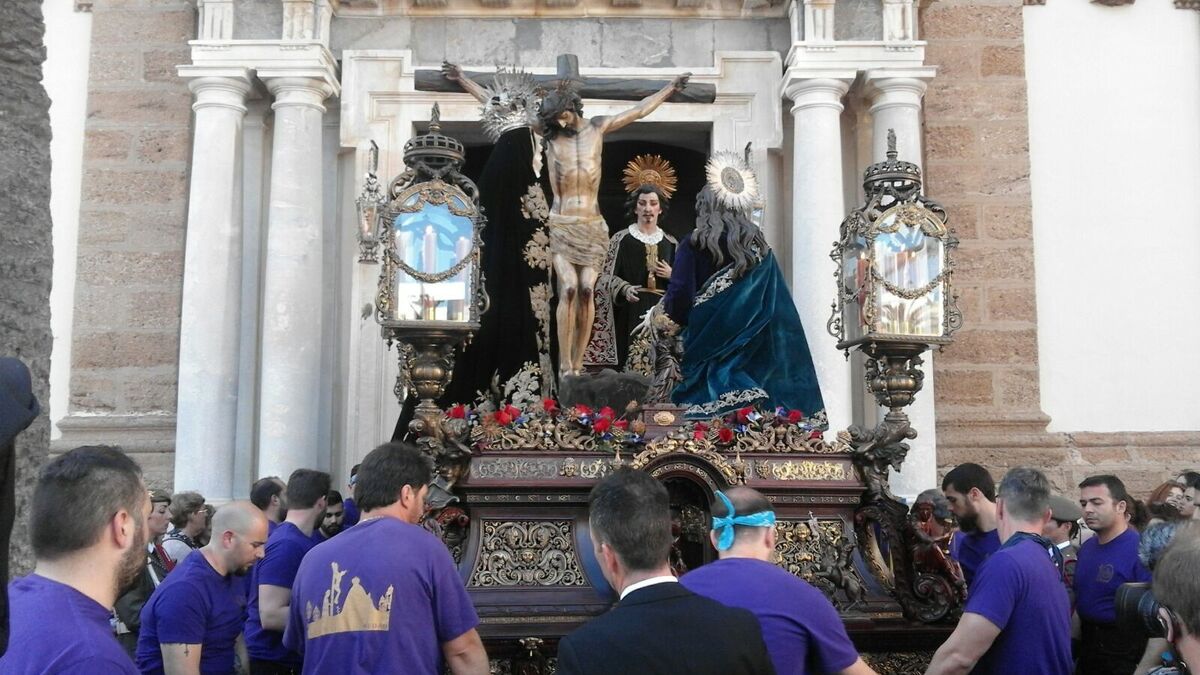 El Cristo de la Piedad sale de la iglesia de Santiago.