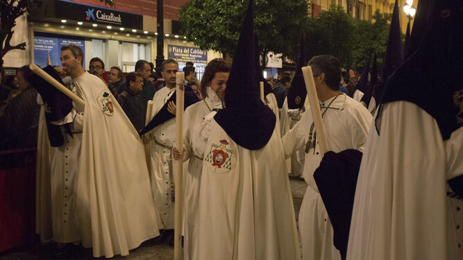 Nazarenos de la Macarena llorando en la Catedral
