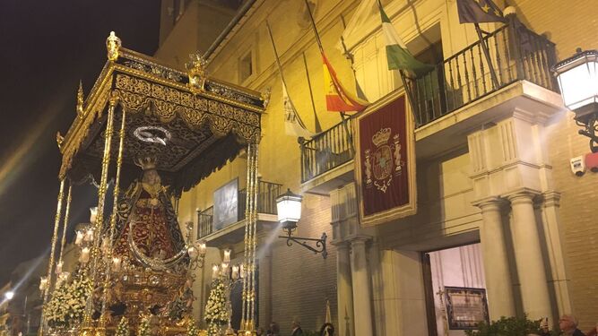 Virgen de la Paz a su paso por la puerta del Ayuntamiento de Antequera.