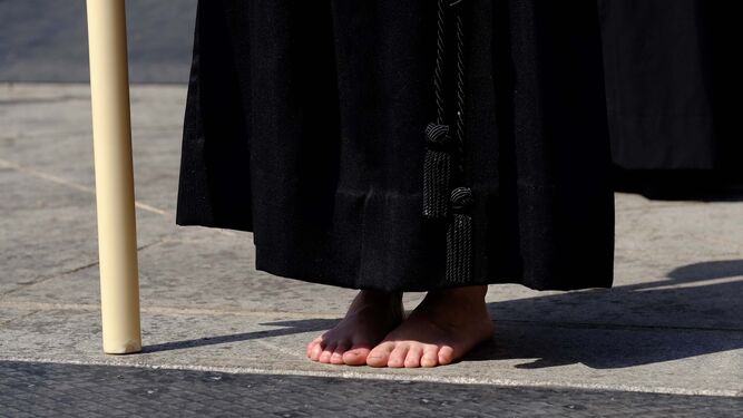 Los pies desnudos de un nazareno de Monte Calvario.