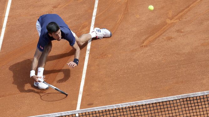 Novak Djokovic devuelve una bola al francés Gilles Simon durante su debut en el torneo de Montecarlo.