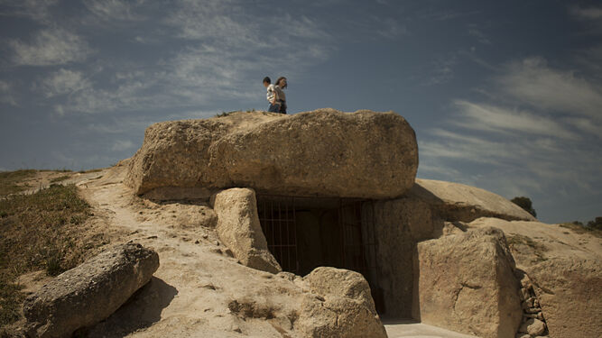 Dolmen de Menga, al que muchos visitantes no pueden resistir subirse para tomarse una fotografía.