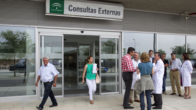 Entrada principal a las consultas del Hospital del Guadalhorce.