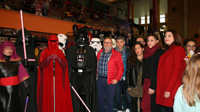 Joaquín Villanova junto a varios de los personajes de la saga, ayer.