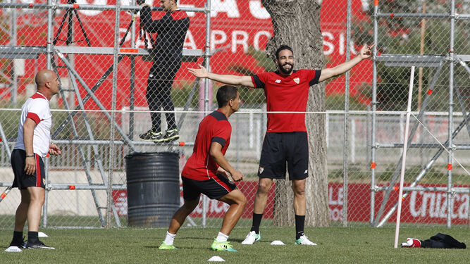 Rami y Ben Yedder, de espaldas, durante el entrenamiento de ayer del Sevilla.