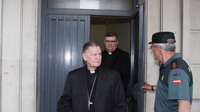 El obispo emérito de Cádiz, Antonio Ceballos Atienza, sale ayer de los juzgados por una puerta lateral del edificio.