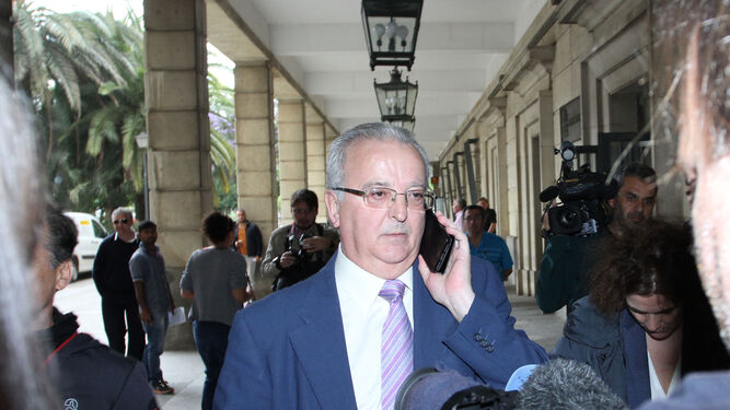 El ex consejero Antonio Fernández, ayer en los juzgados.