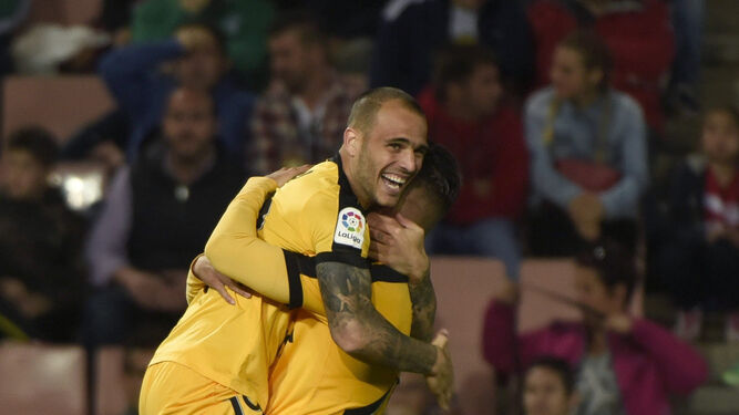 Luis Muñoz abraza a Sandro después de hacer el canario su primer tanto de la noche.