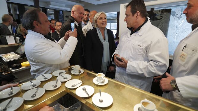 Le Pen acelera la campaña para ampliar su base electoral y 'dulcificar' su imagen