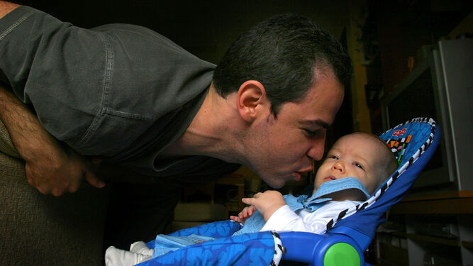 Nacho, con su bebé, uno de los primeros hombres en disfrutar de una baja paternal en España.