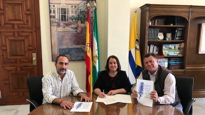 El concejal de Turismo y la alcaldesa de Rincón, en el acto de la firma.