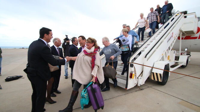 Las autoridades provinciales recibieron a pie de pista a los pasajeros del primer vuelo procedente de Edimburgo.