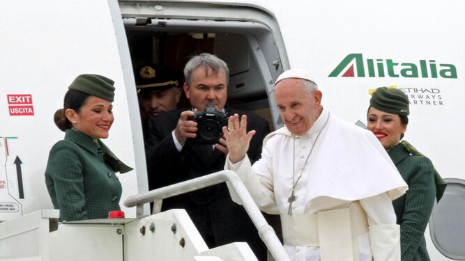 El papa Francisco saluda antes de subir al avión con destino a Egipto