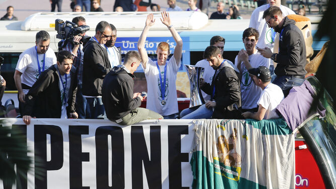 Los jugadores del Unicaja celebran la Eurocup.