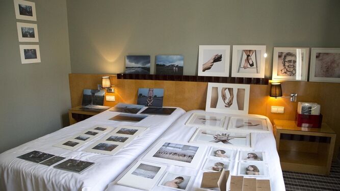 Fotografías sobre las camas y el mobiliario del Hotel Room Mate Larios en Art&Breakfast 2016.