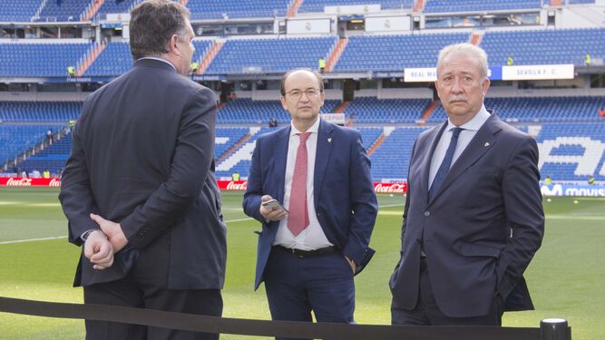 El presidente, José Castro, junto a los consejeros Juan Luis Villanueva y Pedro Ellauri pisan el Bernabéu antes del partido ante el Real Madrid.