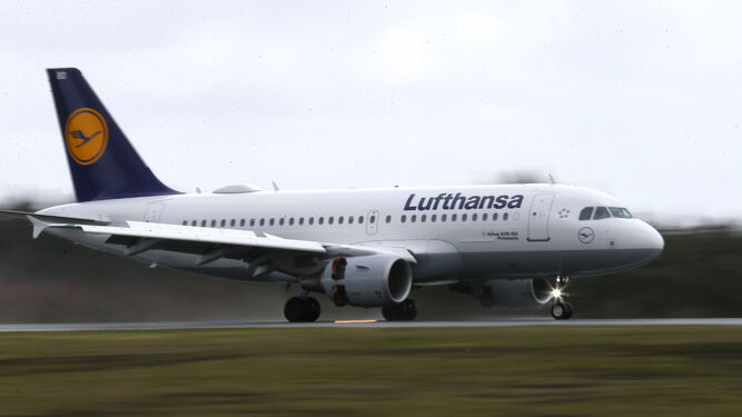 Un avión de Lufthansa inicia el despegue.