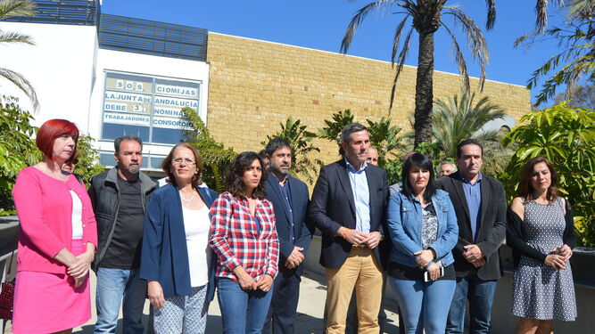 Trabajadores del CIO Mijas junto al alcalde del del municipio.