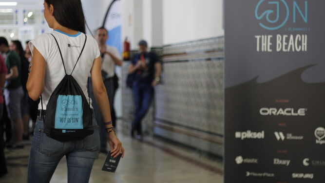 Los participantes pasan por los pasillos de La Térmica, donde se ubican los talleres y conferencias.