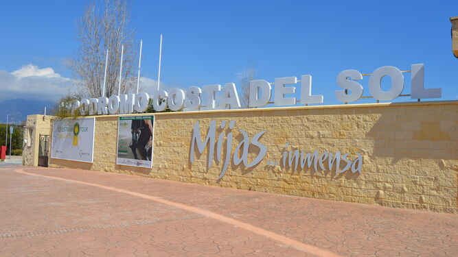 Puerta principal del Hipódromo Costa del Sol de Mijas.