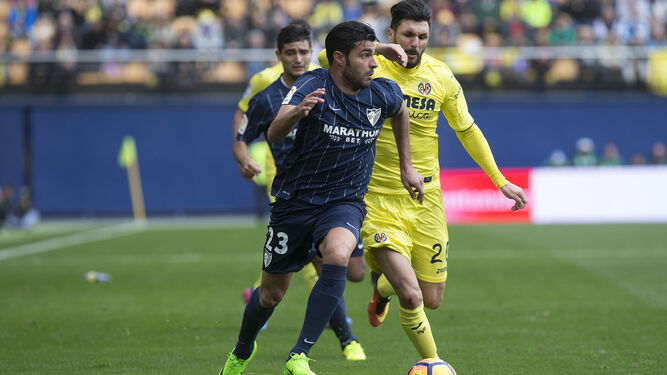 Miguel Torres avanza ante Roberto Soriano, del Villarreal.