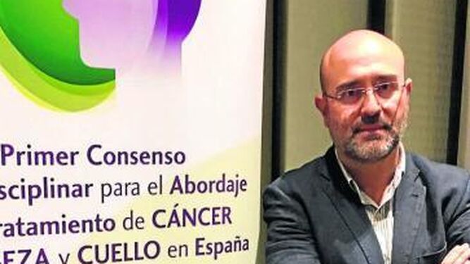 El oncólogo Antonio Rueda durante el encuentro celebrado en Málaga.