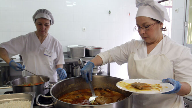Una cocinera y su ayudante en el colegio Virgen de Belén, en una imagen de archivo.