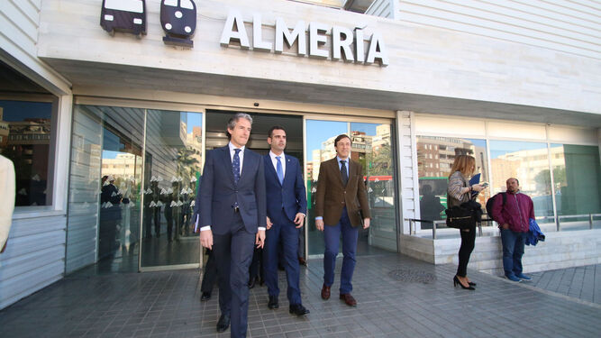 El ministro de Fomento, acompañado por el alcalde y el portavoz del PP en el Congreso, en su visita a la capital de principios de abril.