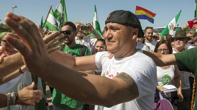 El sindicalista Andrés Bódalo fue recibido ayer por unas 200 personas tras salir de la cárcel.