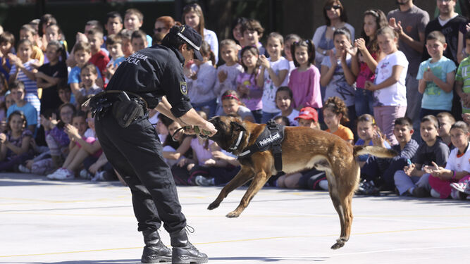 Exhibición para escolares de la Unidad Canina de la Policía Local.