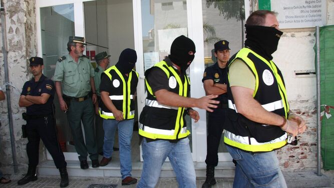 Policías y guardia civiles en las puertas de los juzgados de Estepona durante la operación en 2008.