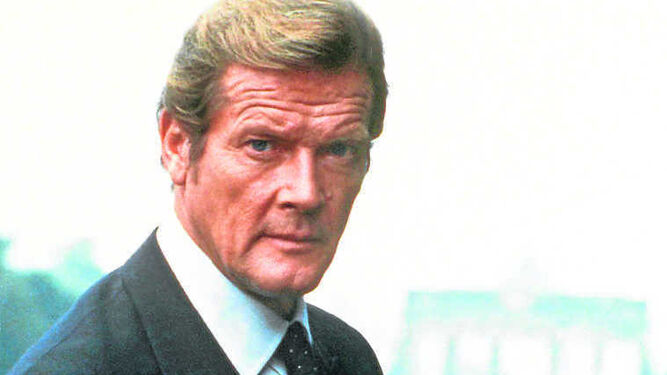 Roger Moore caracterizado como el agente secreto 007.