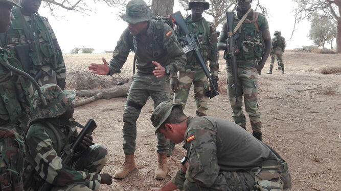 Efectivos de la Legión de Ronda durante la formación de los integrantes del ejército de Senegal.