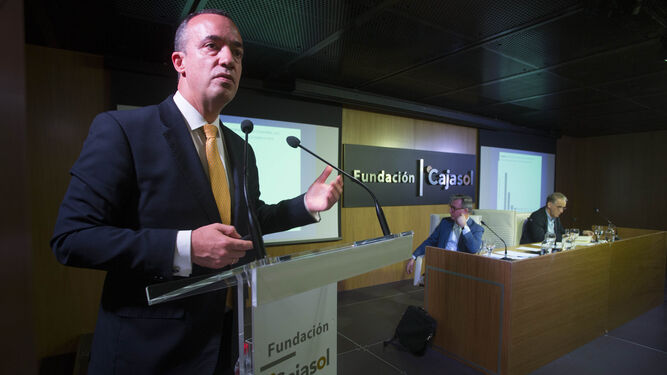 Francisco Martínez se dirige ayer a la audiencia con el moderador Ignacio Martínez e Ignacio Cembrero al fondo.