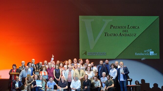 Foto de los galardonados, ayer, en el Teatro Central de Sevilla.