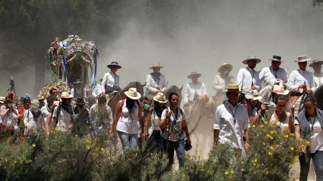 Los romeros de la Hermandad de Huelva acompañan al Simpecado de camino hacia la explanada de Gato.
