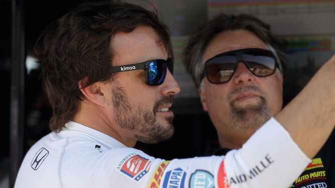 Alonso habla con un mecánico de su equipo.