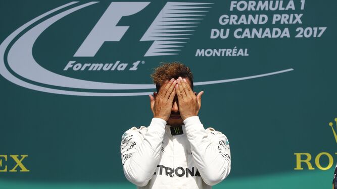 Hamilton, emocionado en lo más alto del podio.